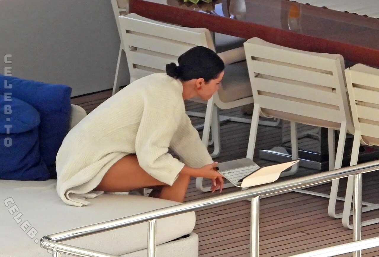 Selena Gomez butts