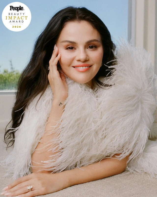 Selena Gomez Hot (2 Photos)