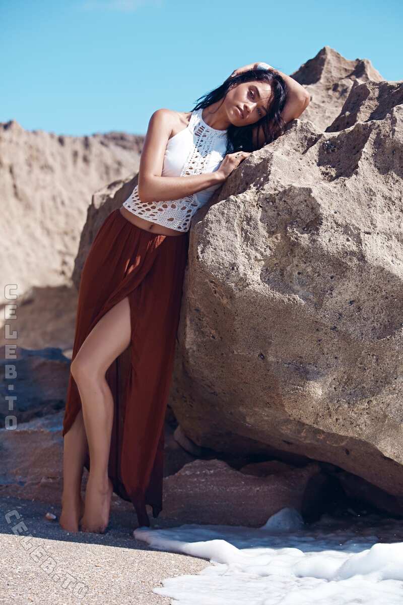 Shanina Shaik hands
