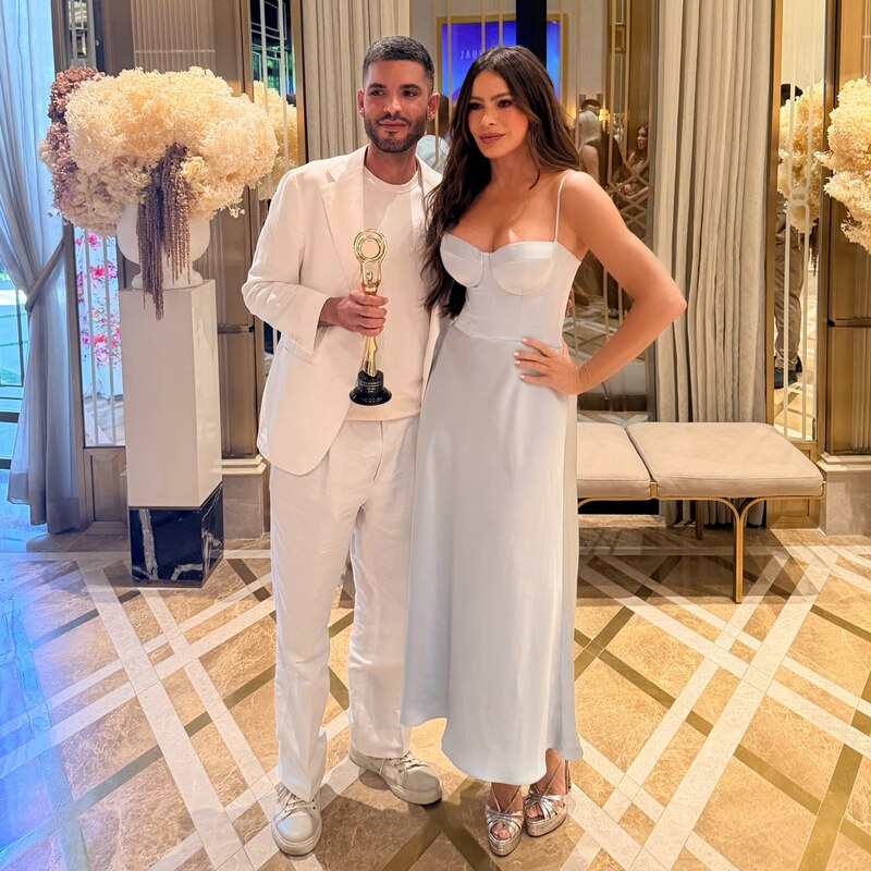 Sofia Vergara hands