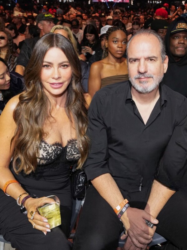Sofia Vergara hands