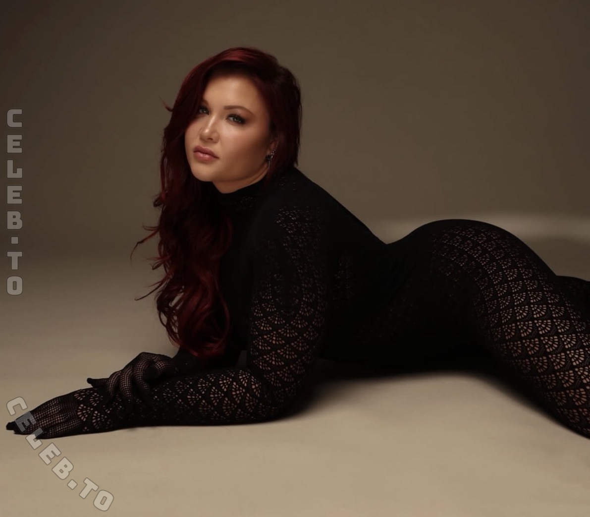 Sophia Thiel Nude & Sexy (6 Photos)