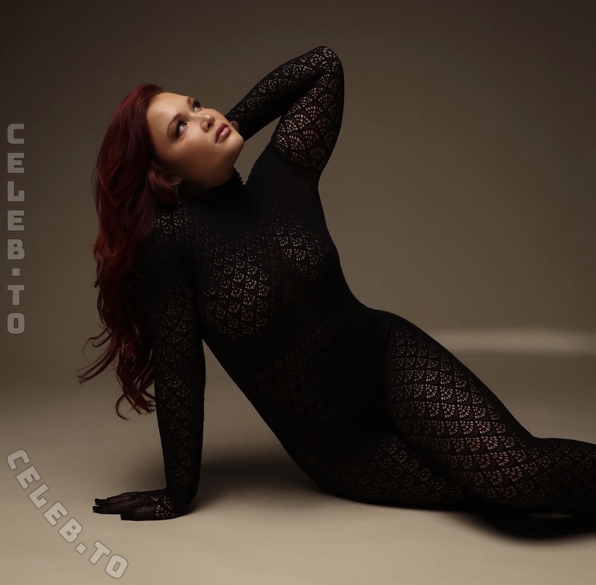Sophia Thiel Nude & Sexy (6 Photos)