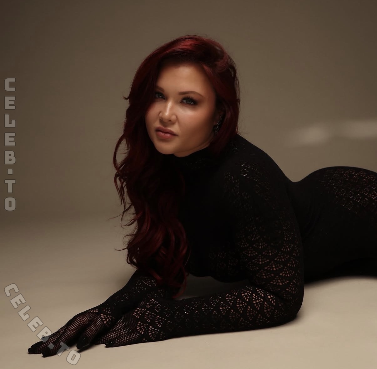 Sophia Thiel Nude & Sexy (6 Photos)