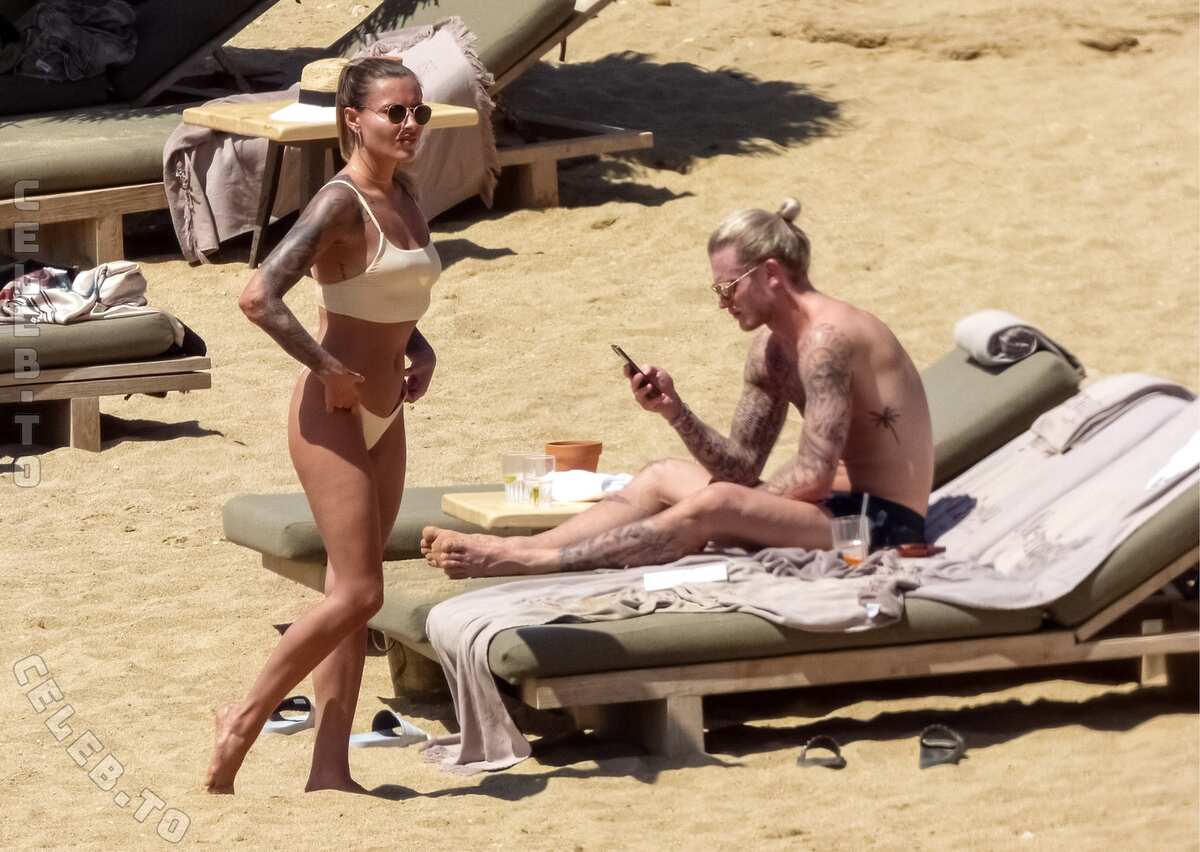 Sophia Thomalla butts