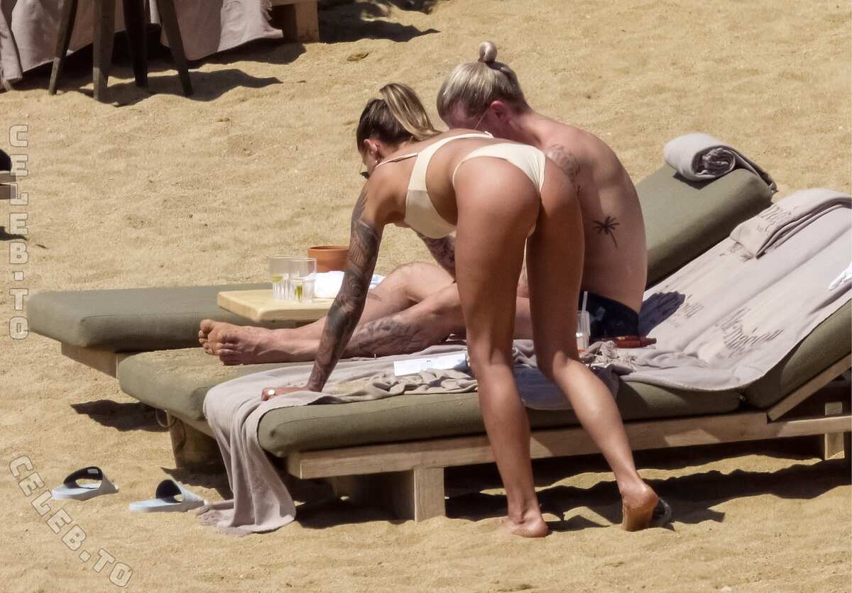 Sophia Thomalla butts