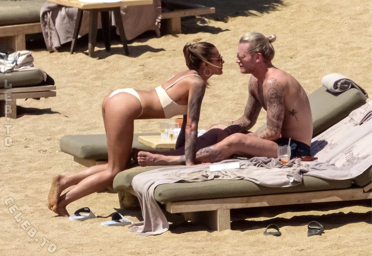 Sophia Thomalla butts