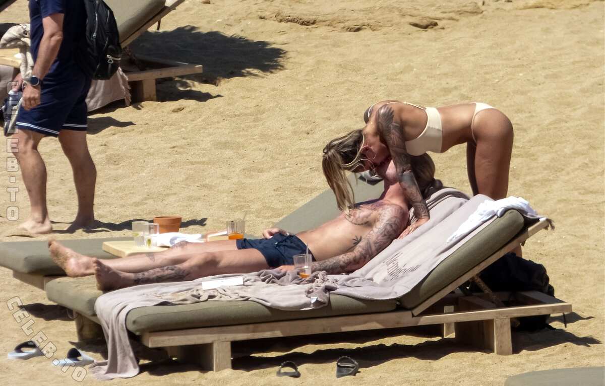 Sophia Thomalla butts