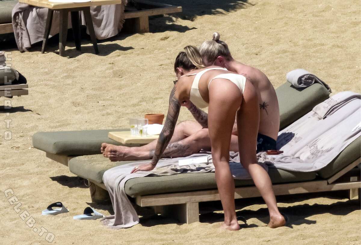 Sophia Thomalla butts
