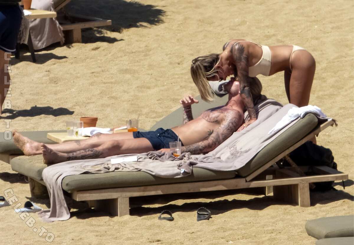 Sophia Thomalla butts