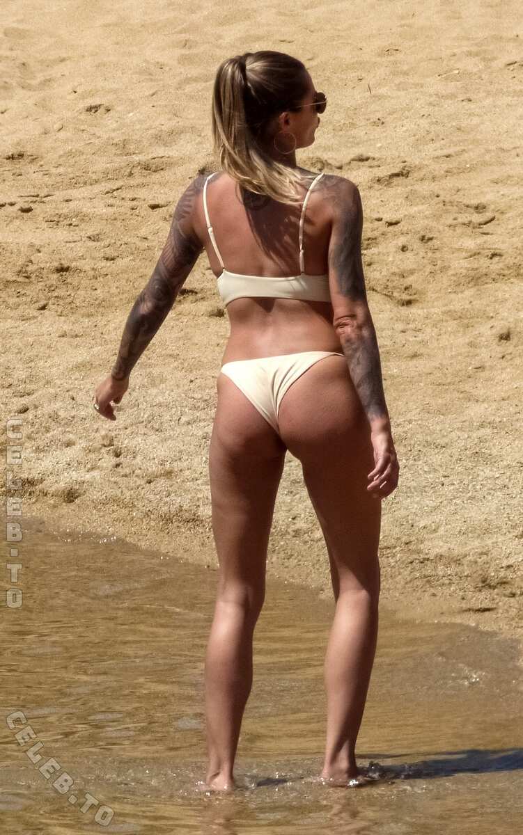 Sophia Thomalla hands