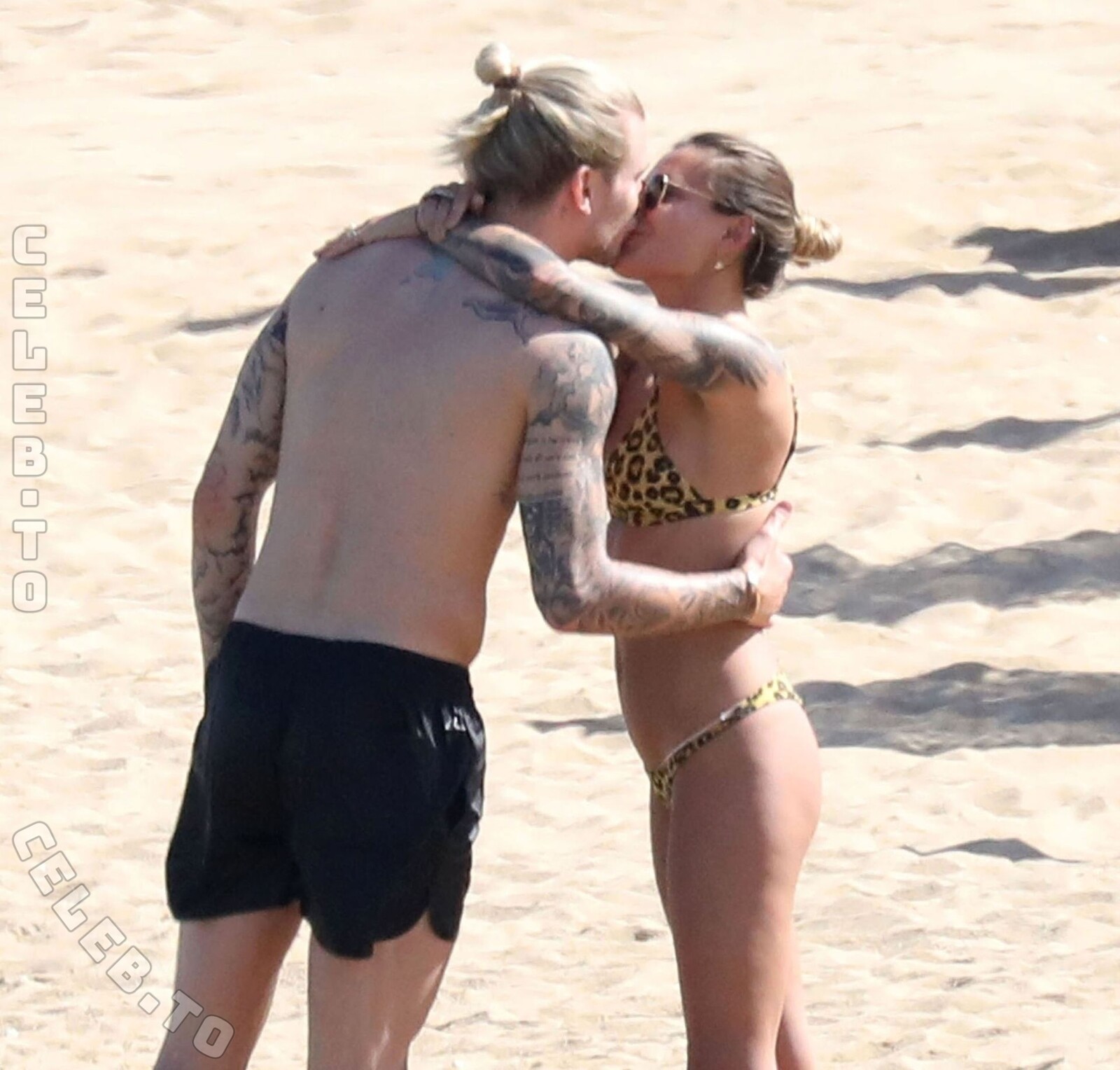 Sophia Thomalla hands