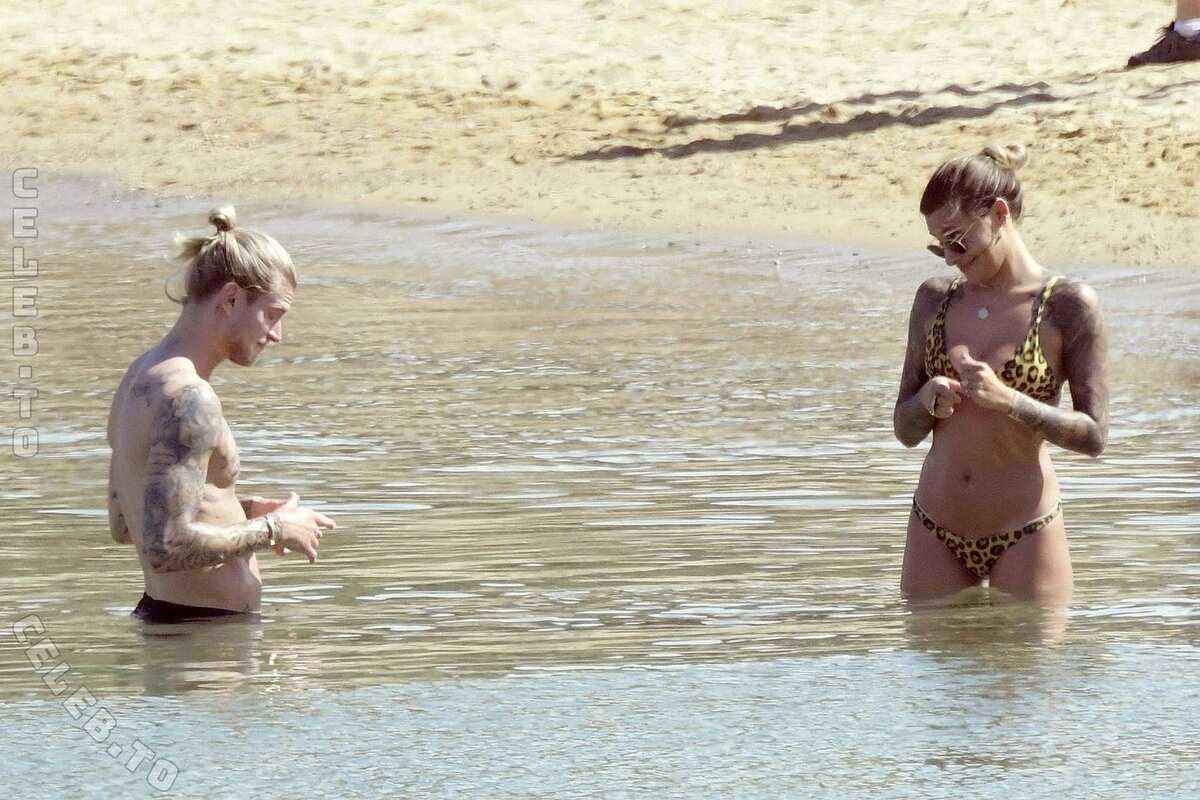Sophia Thomalla hands