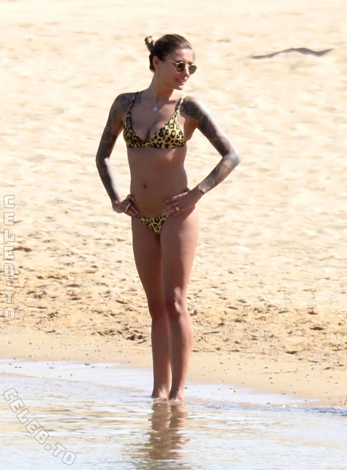 Sophia Thomalla hands
