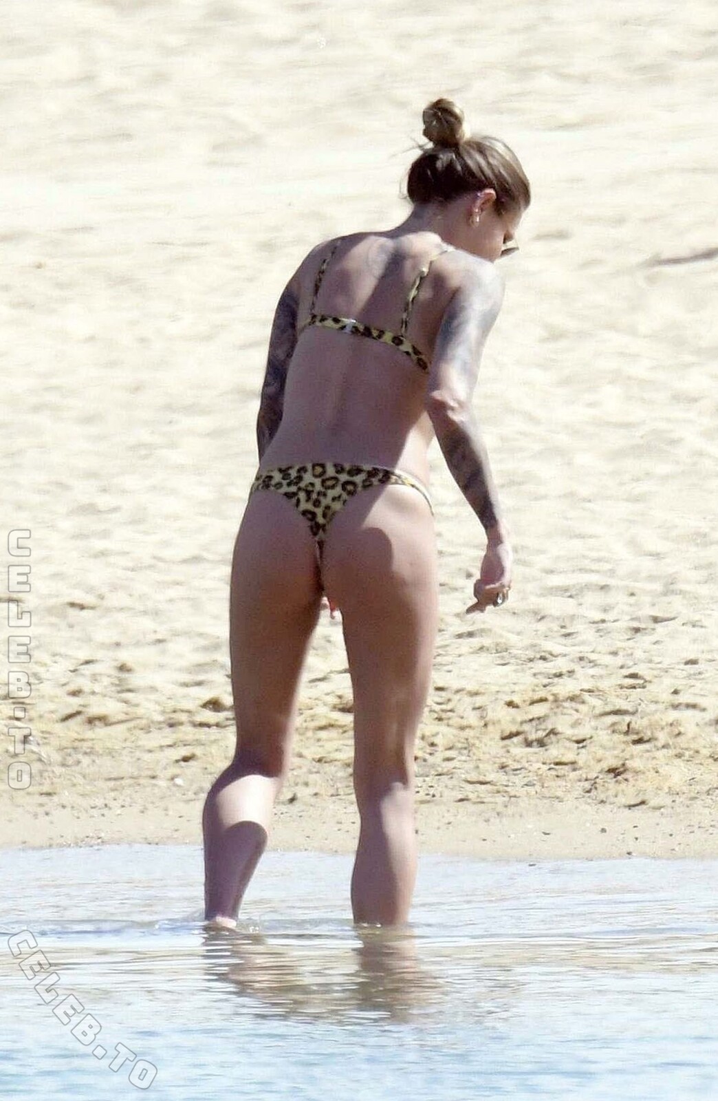 Sophia Thomalla hands
