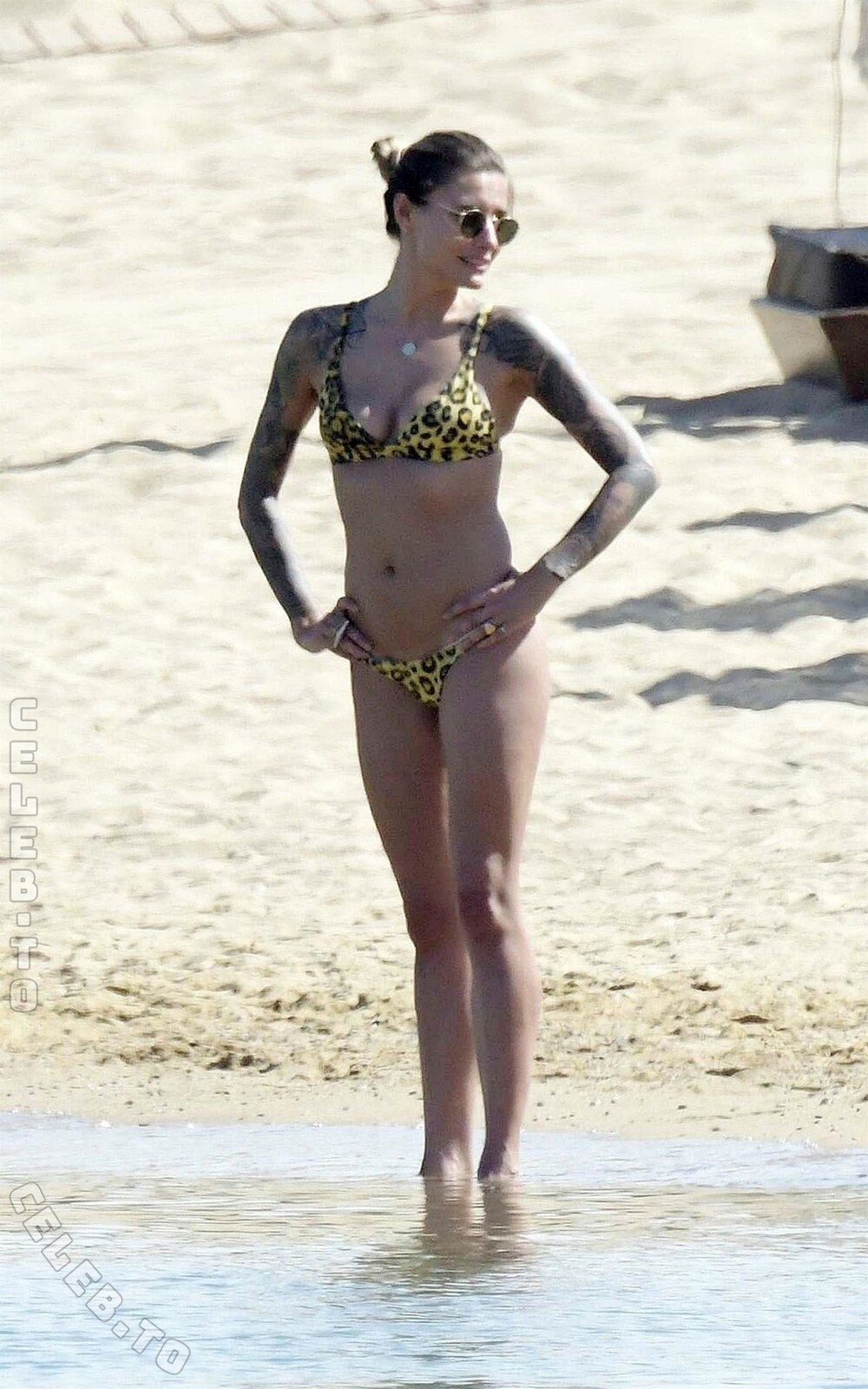 Sophia Thomalla hands