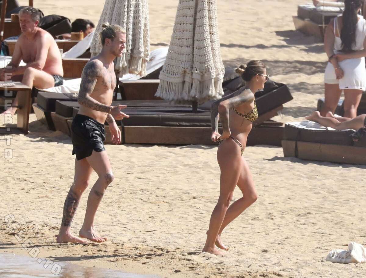 Sophia Thomalla hands