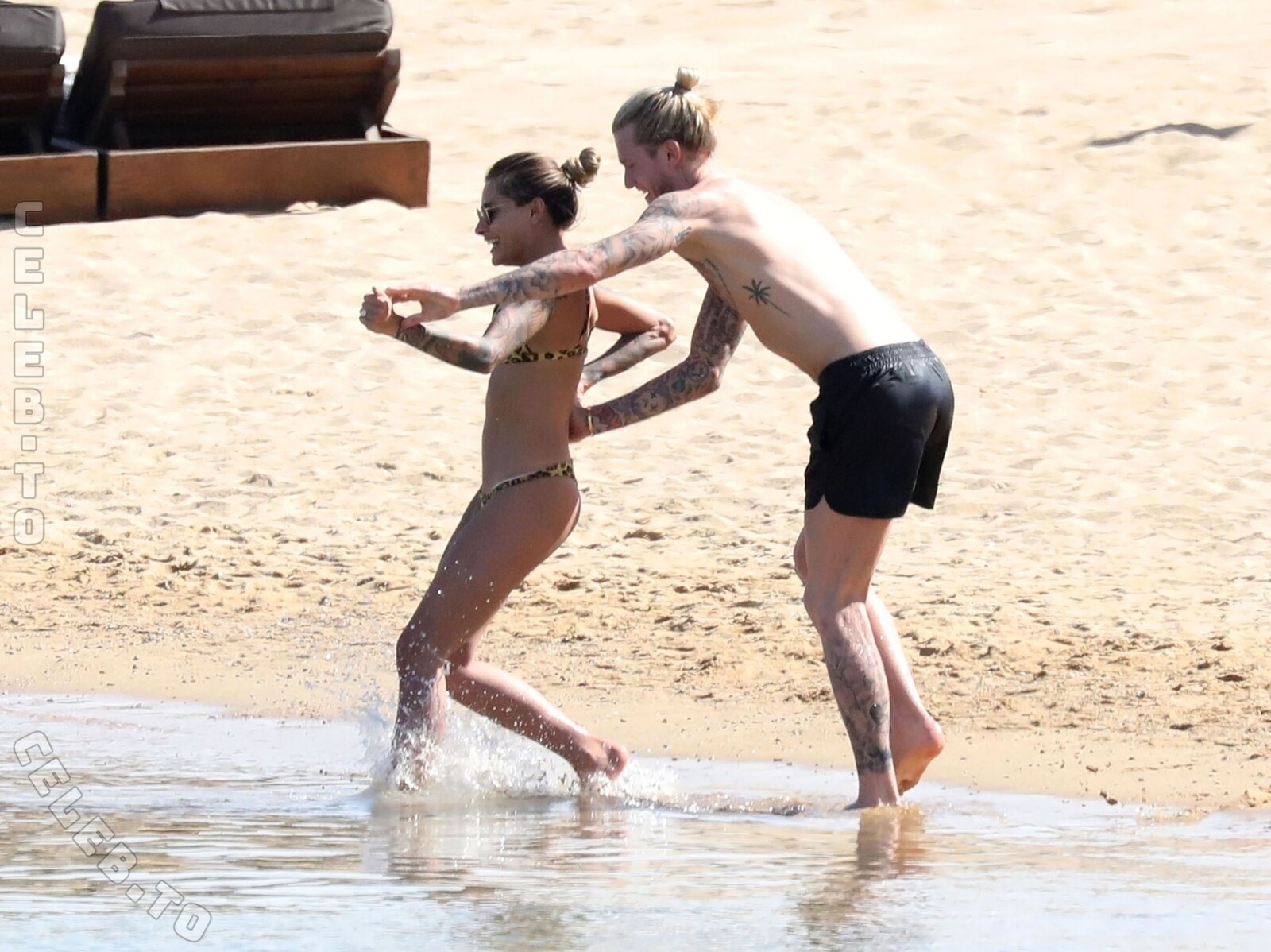 Sophia Thomalla hands