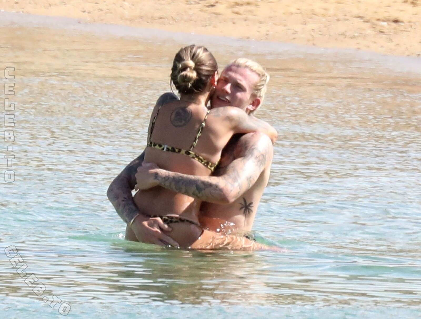 Sophia Thomalla hands