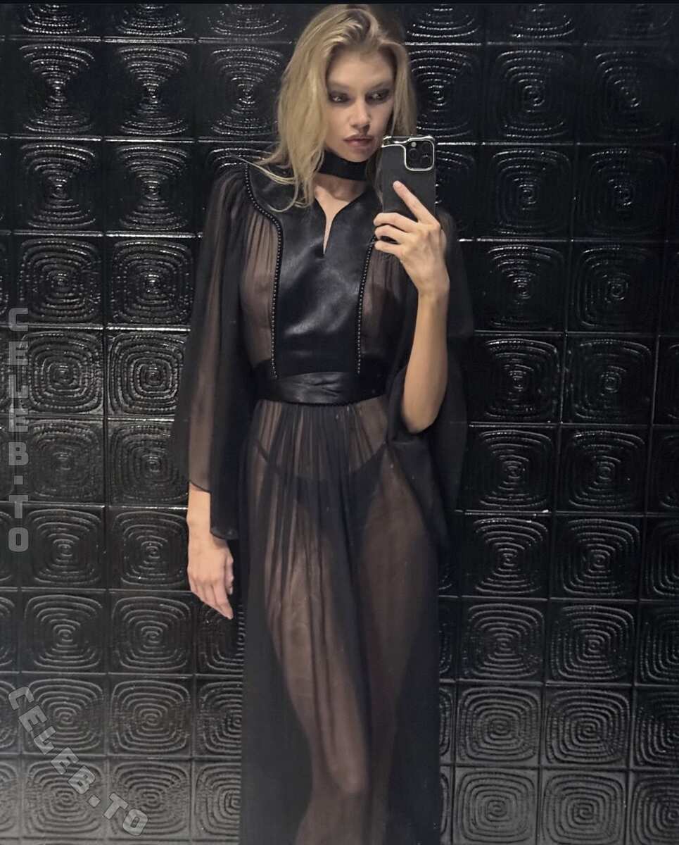 Stella Maxwell nude leaked photos