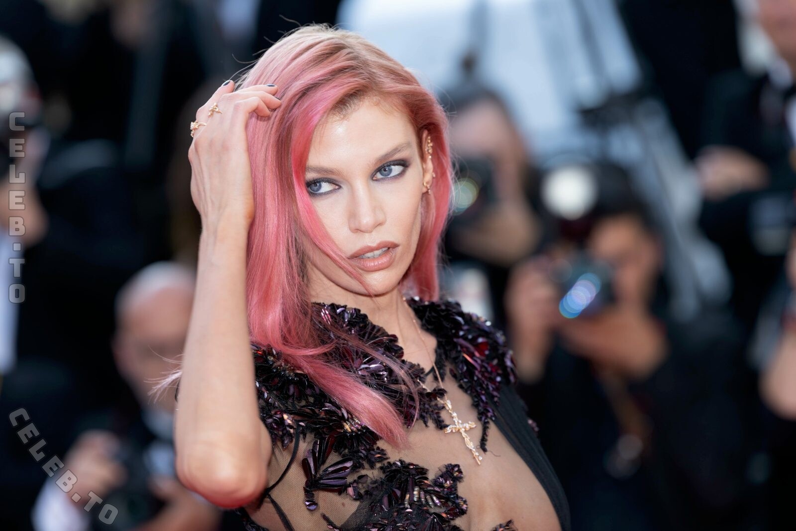 Stella Maxwell hands