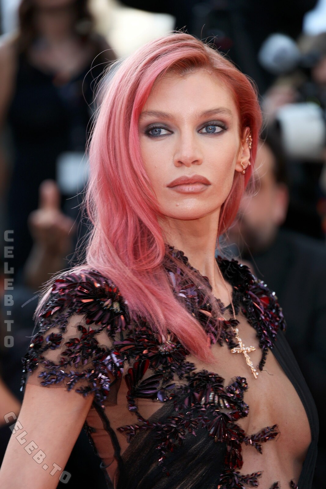 Stella Maxwell hands