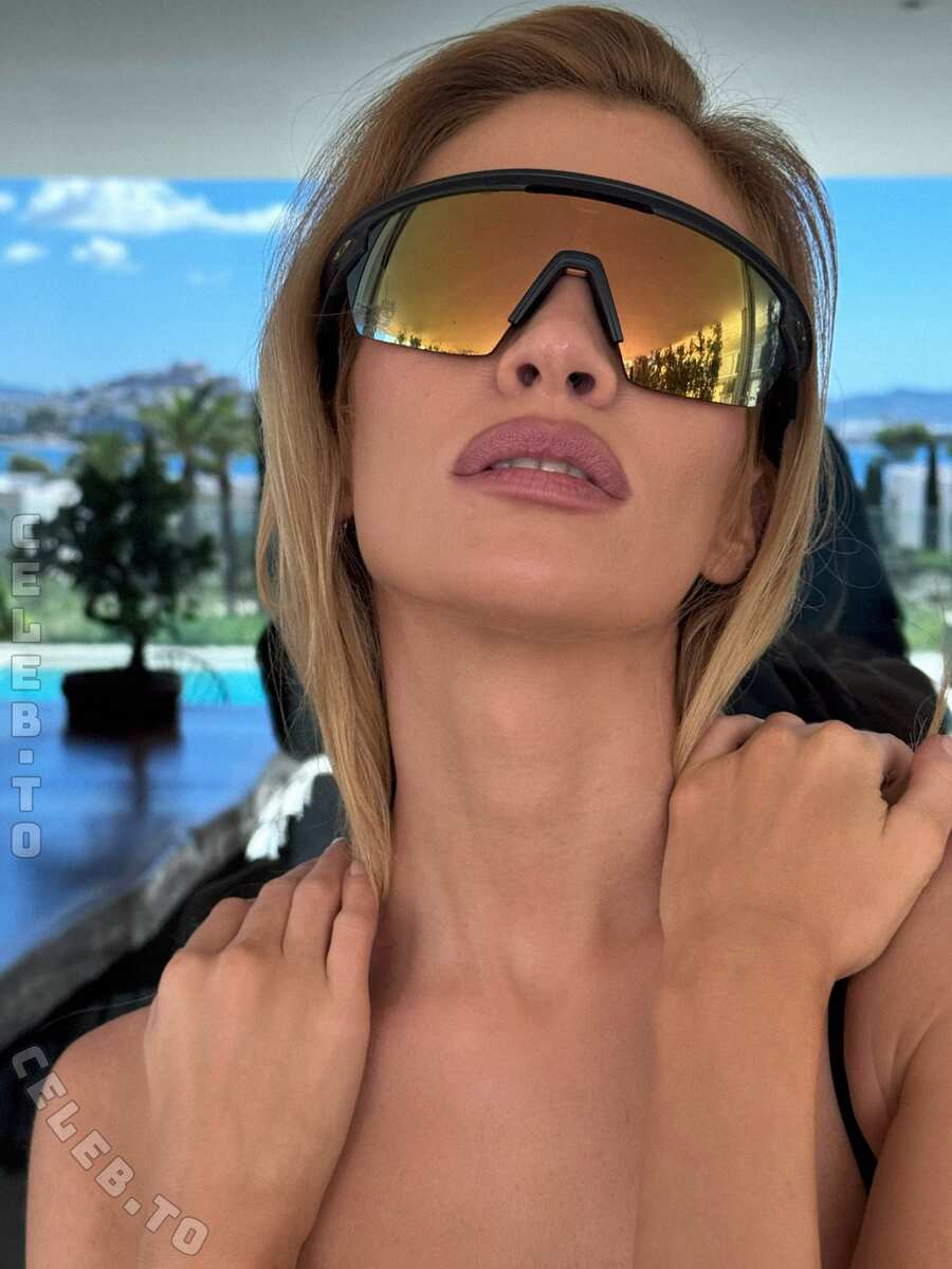 Stella Maxwell hands