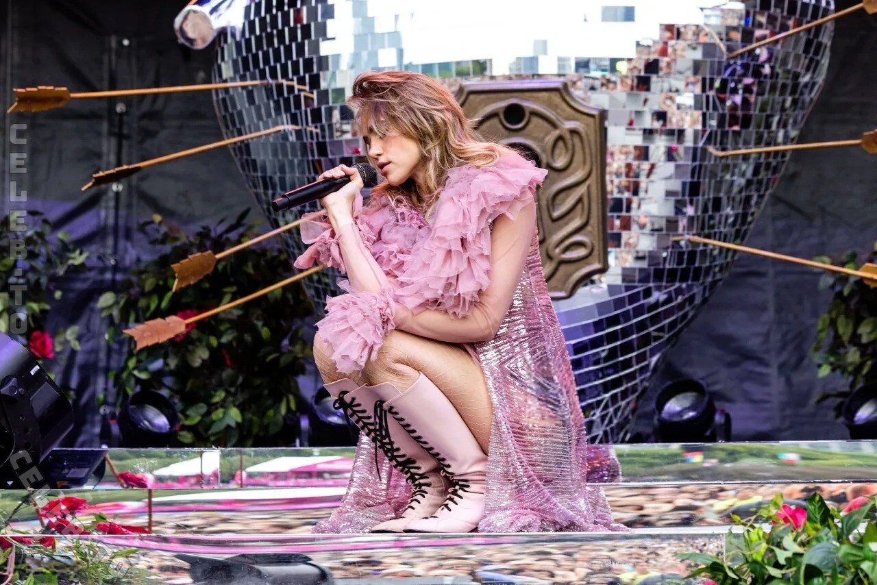 Suki Waterhouse nude leaked photos