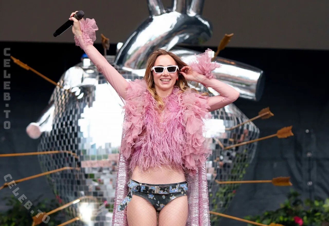 Suki Waterhouse nude leaked photos
