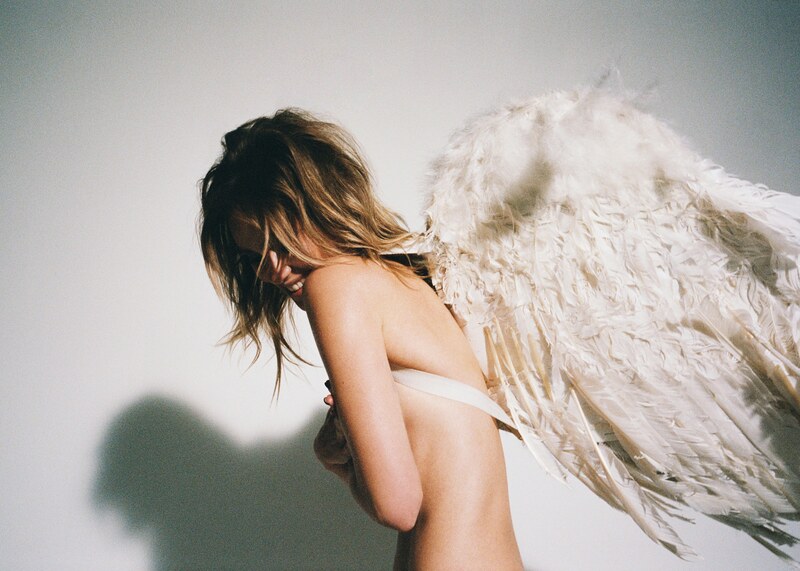 Suki Waterhouse nude leaked photos