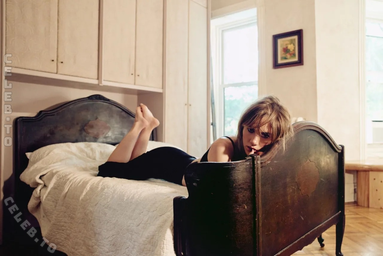 Suki Waterhouse butts