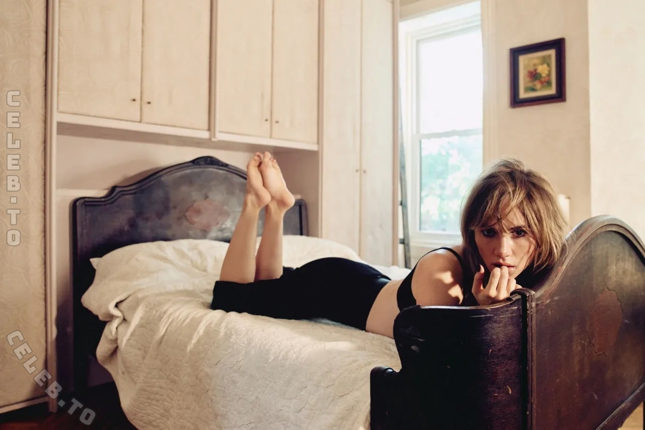 Suki Waterhouse butts