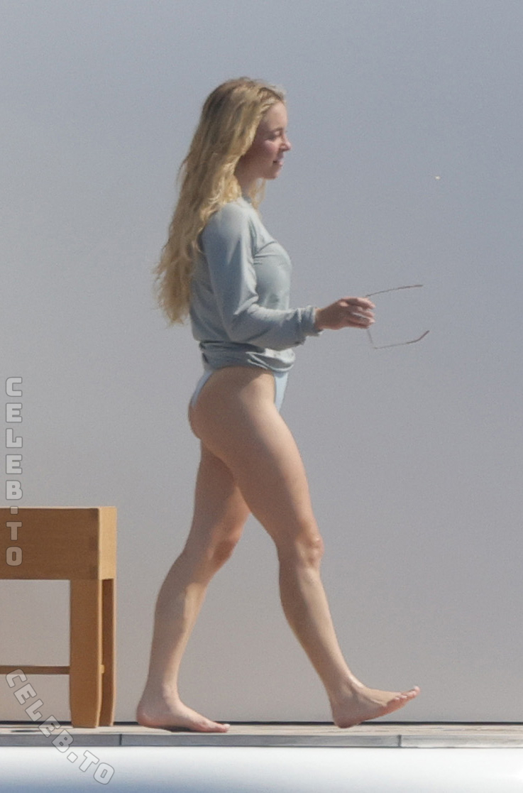 Sydney Sweeney Hot (8 Photos)