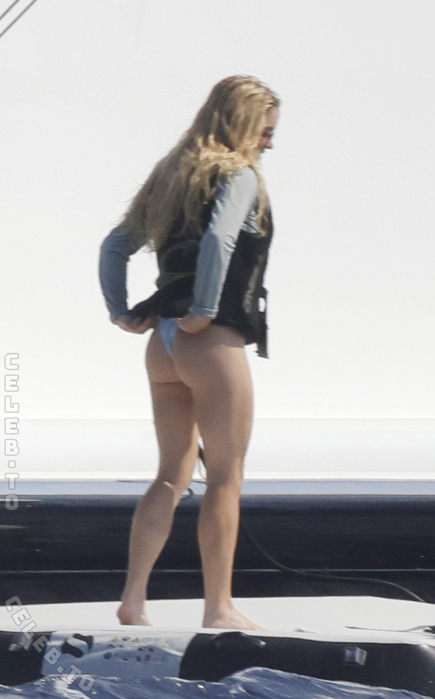 Sydney Sweeney Hot (8 Photos)