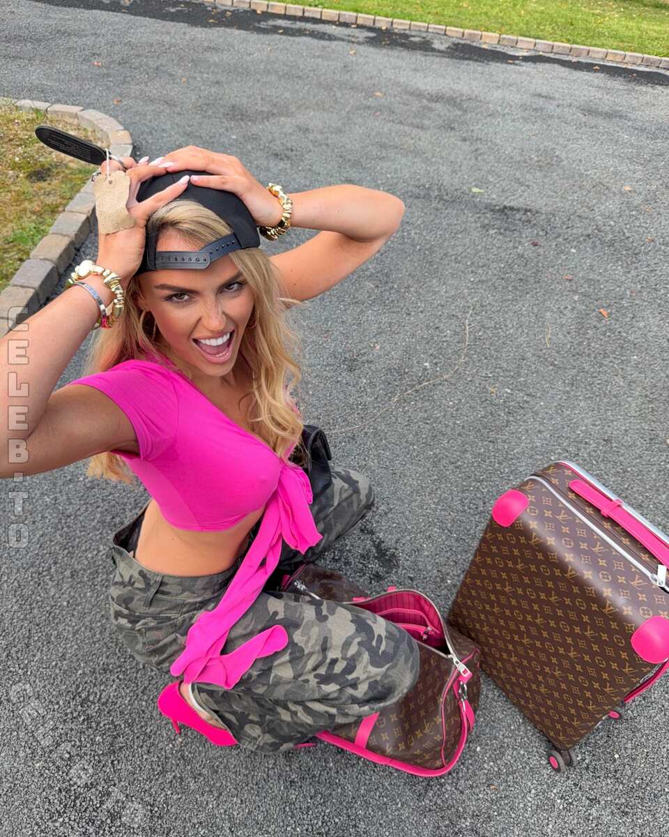 Tallia Storm hands