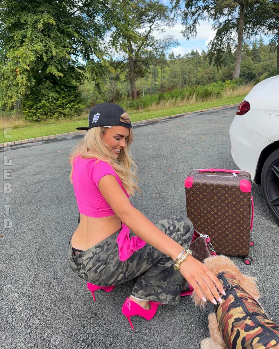 Tallia Storm hands