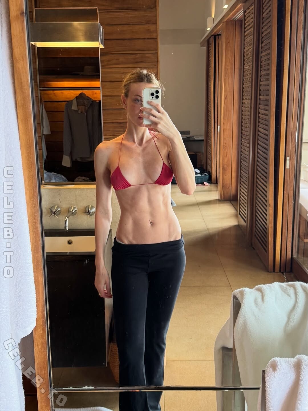 Taylor Mega Nude (15 Photos)