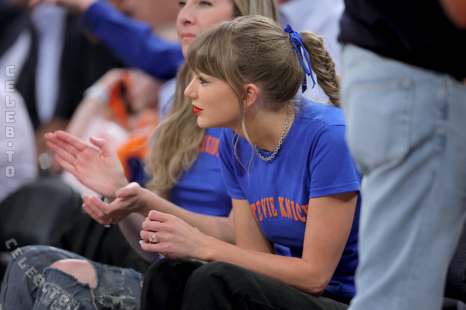 Taylor Swift legs
