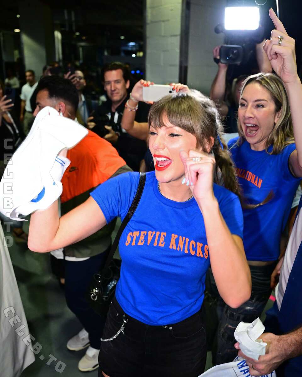 Taylor Swift legs
