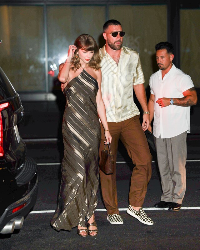 Taylor Swift hands