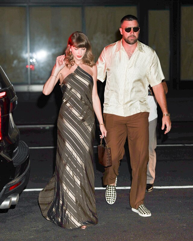 Taylor Swift hands