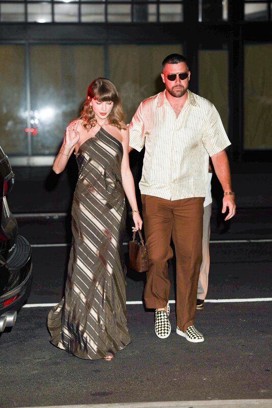 Taylor Swift hands