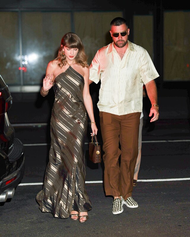 Taylor Swift hands