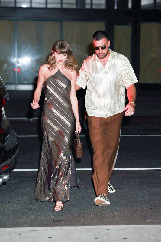 Taylor Swift hands