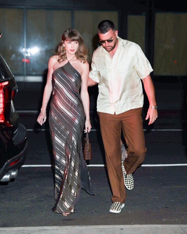 Taylor Swift hands