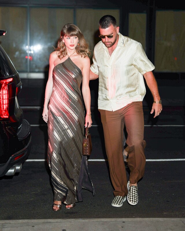 Taylor Swift hands