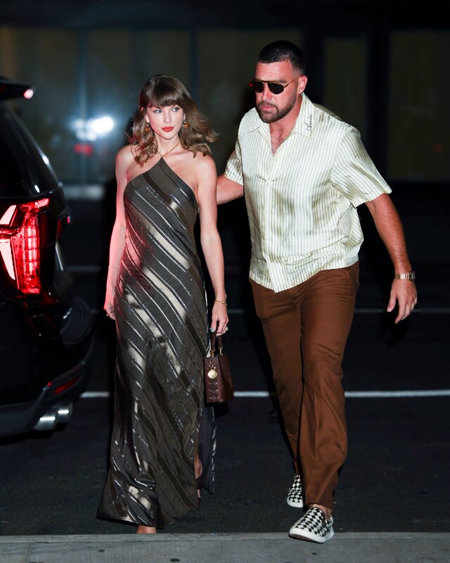 Taylor Swift hands