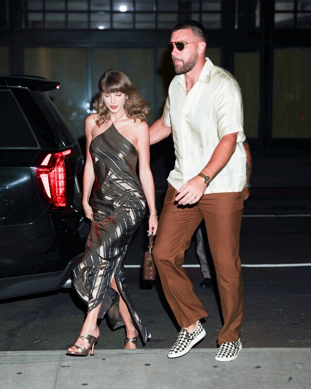 Taylor Swift hands