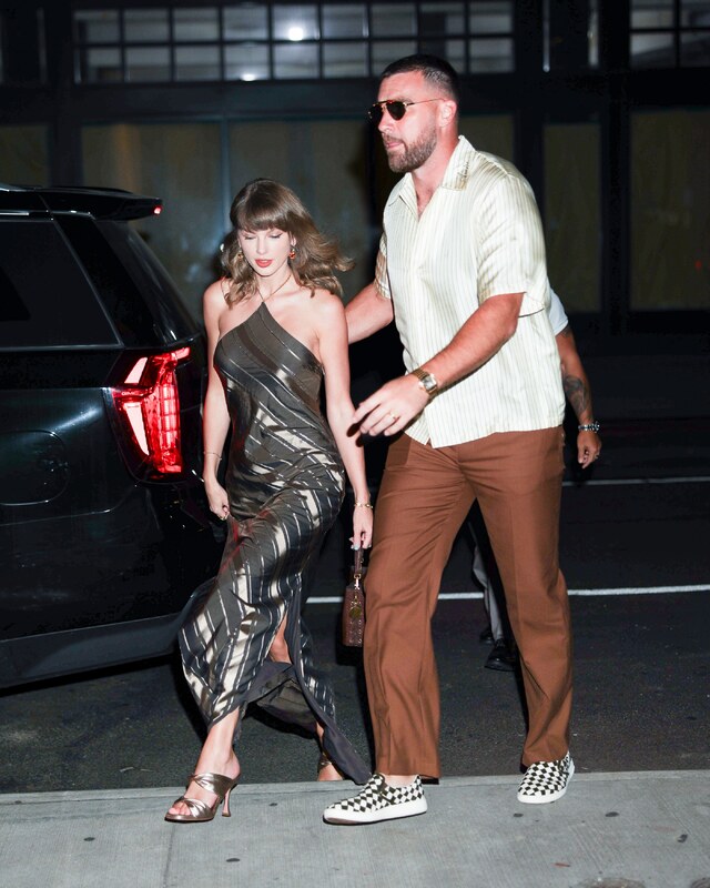 Taylor Swift hands