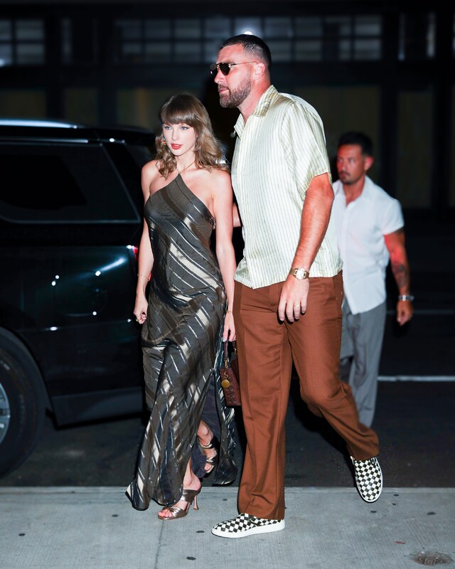 Taylor Swift hands